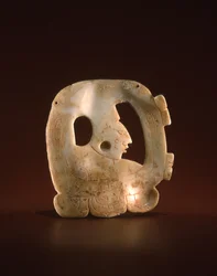 Anhänger in Form eines Glyphen mit Gott Hunahpu